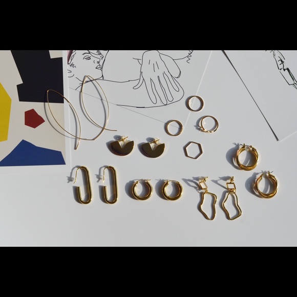 LAST Curved Semi Circle Minimalist Earrings Gold - Picture 5 of 5